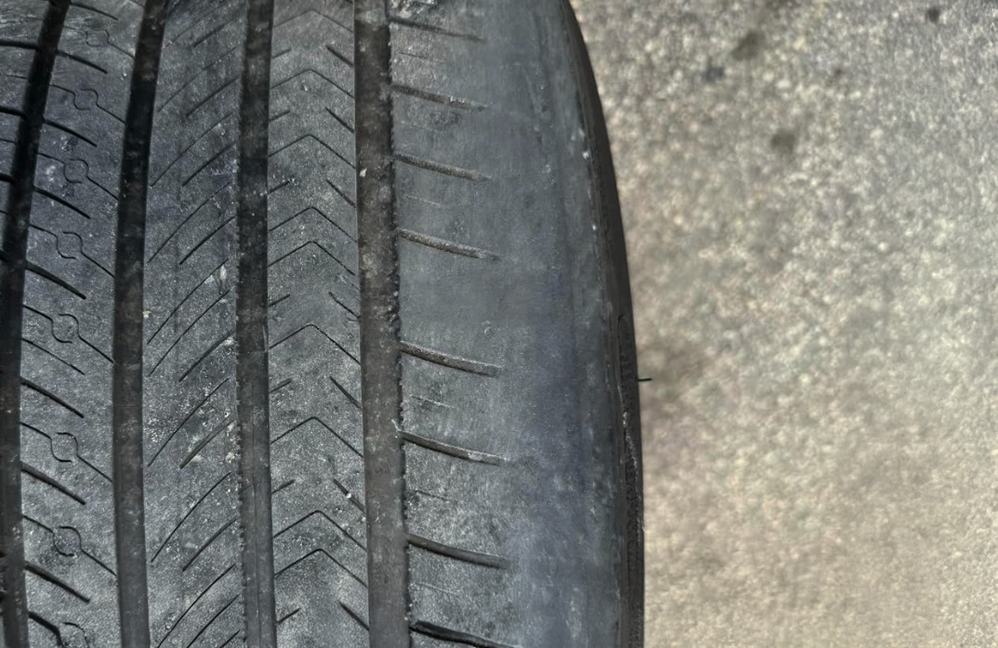 Uneven Tyre Wear on Tesla Model 3 & Model Y – Causes, Symptoms & Fixes